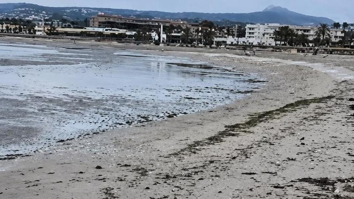 El mar se ha retirado varios metros. Esa extraña corriente de resaca o bajamar ha sorprendido a los bañistas