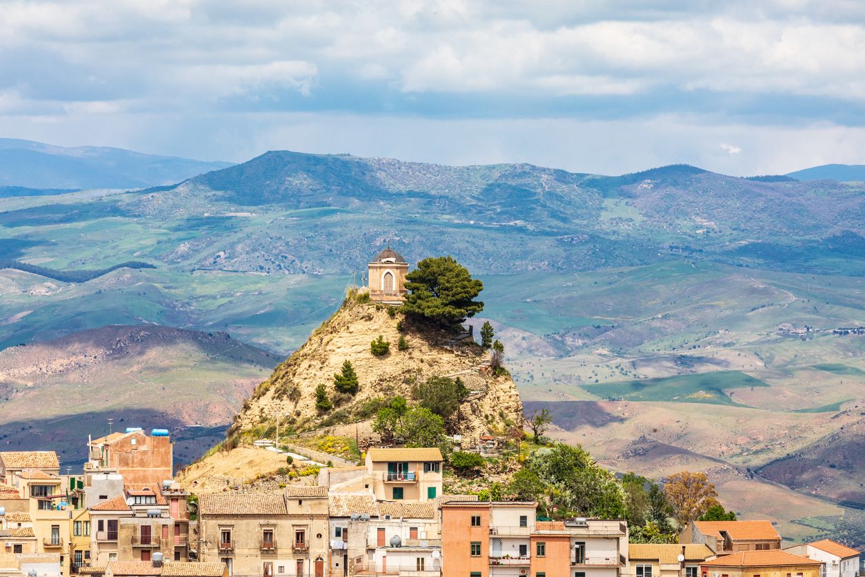 Vista de la antigua ciudad montañosa de Centuripe