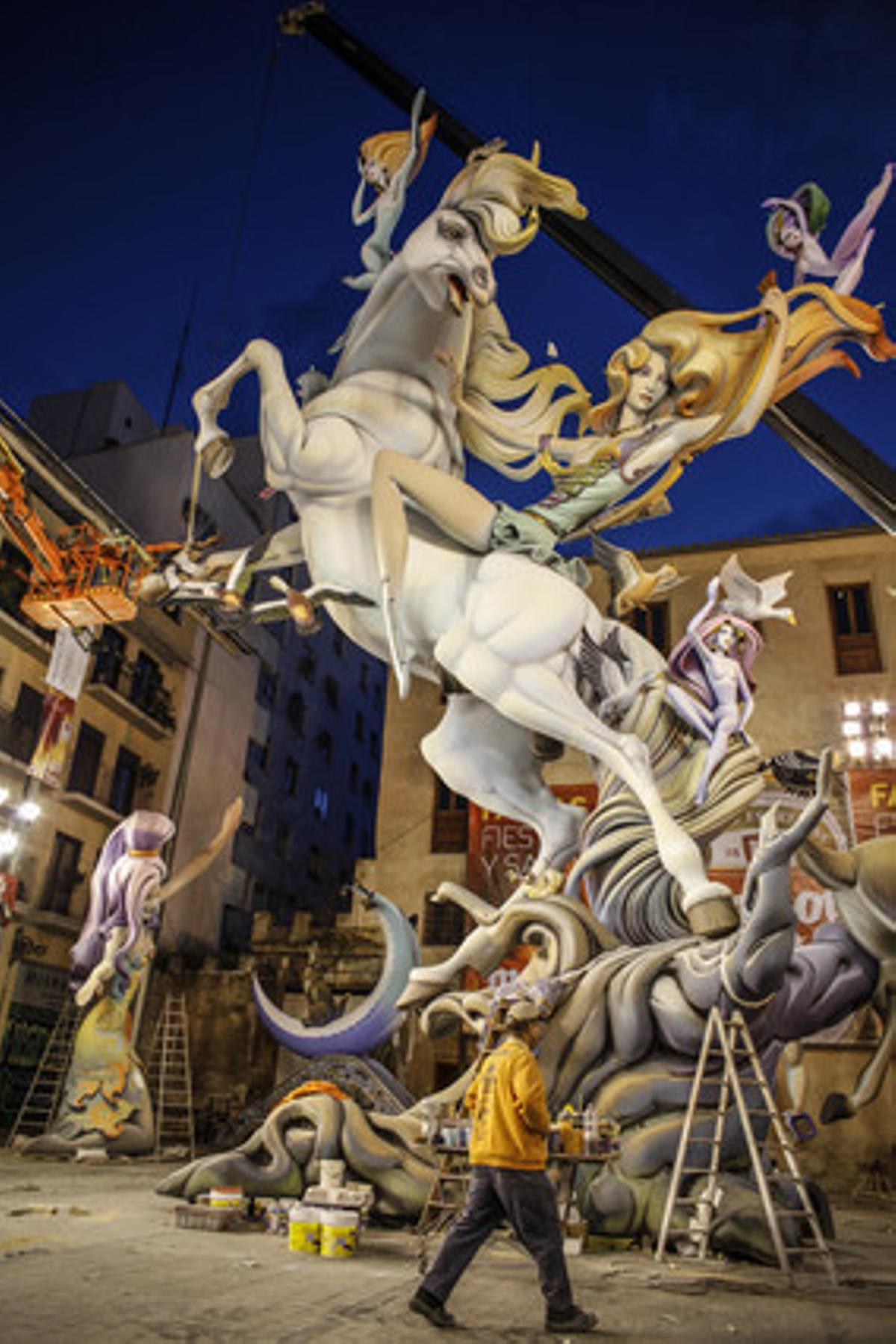 Muntatge de la falla situada a la plaça del Pilar.