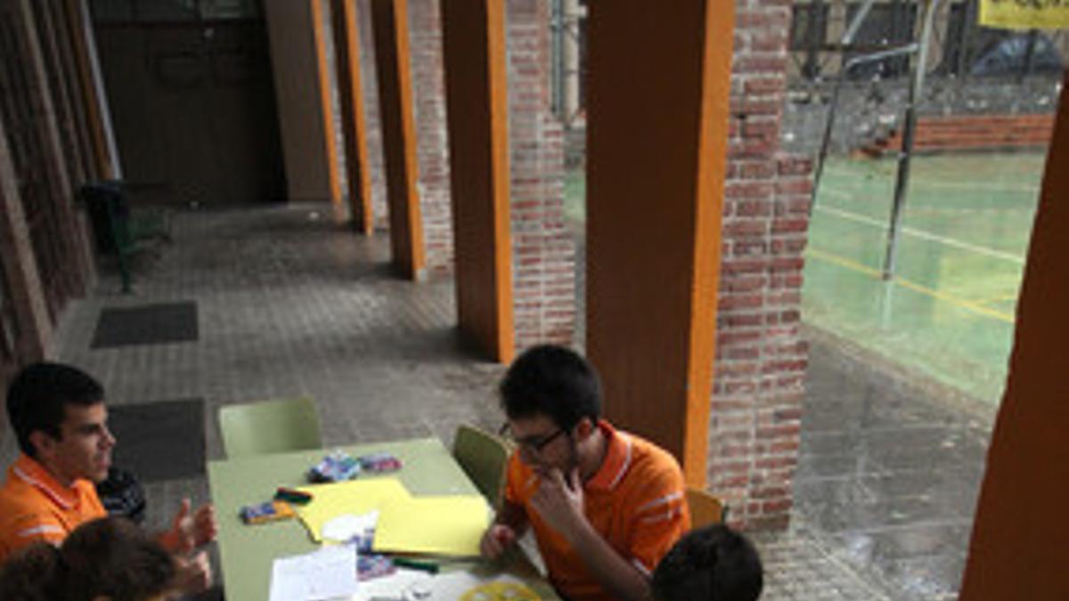 Un grupo de niños realiza trabajos manuales durante el encierro en la escuela La Sedeta, ayer en Barcelona.