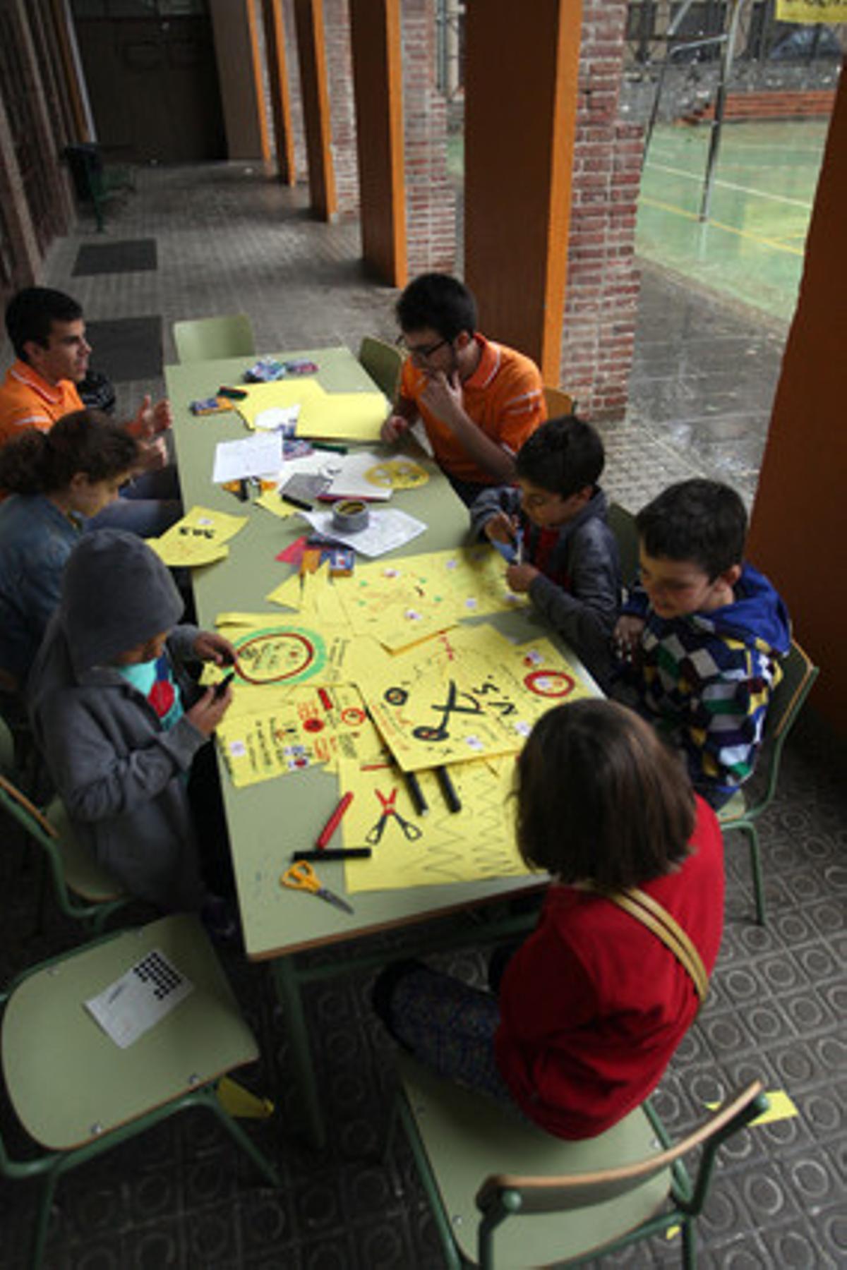 Un grupo de niños realiza trabajos manuales durante el encierro en el colegio La Sedeta, ayer en Barcelona. Un grupo de niños realiza trabajos manuales durante el encierro en el colegio La Sedeta, ayer en Barcelona.