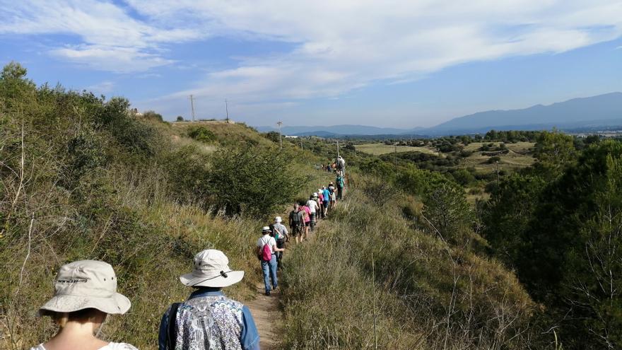 Josep Espigulé guia una trentena de persones pels camins inèdits al voltant del Castell de Sant Ferran