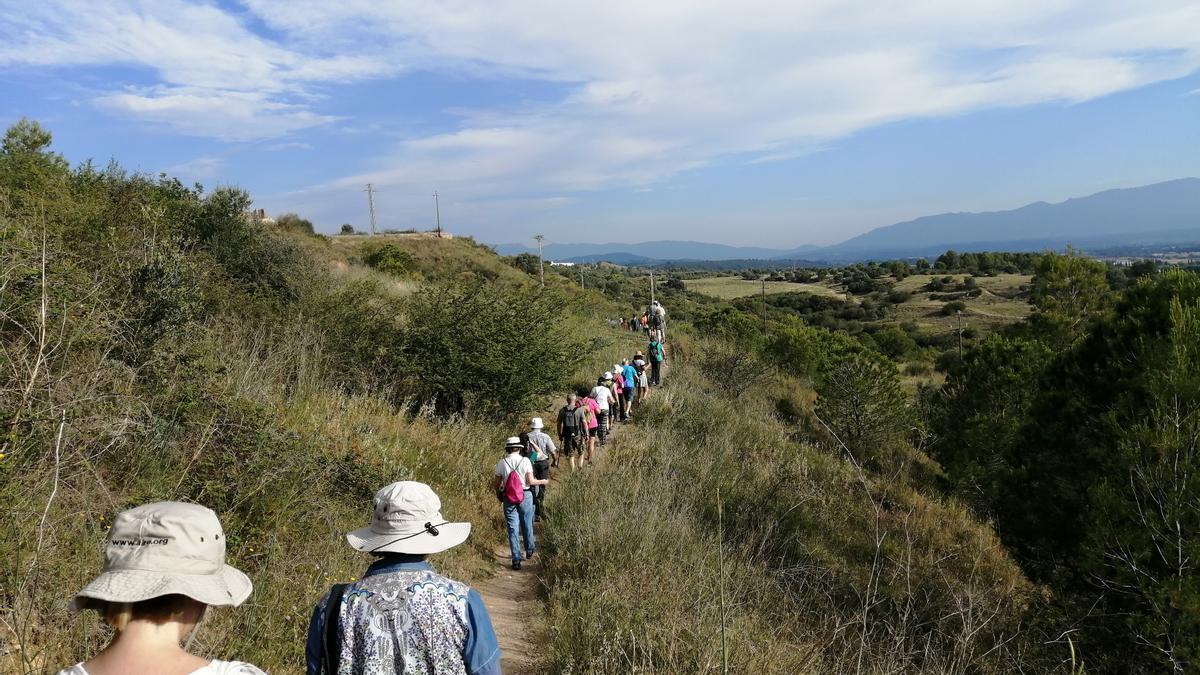 Una trentena de persones van fer una passejada per camins inèdits al voltant del Castell de Sant Ferran