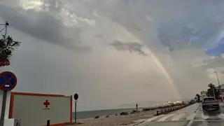 Del impresionante tornado al aguacero y al portentoso arcoíris: carrusel meteorológico en el Arenal de Xàbia y carrozas pasadas por agua en Dénia