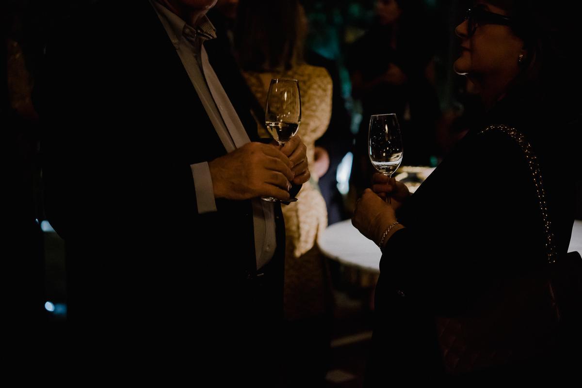 Dos copas frente a frente: a veces el brindis es solo un diálogo silencioso.