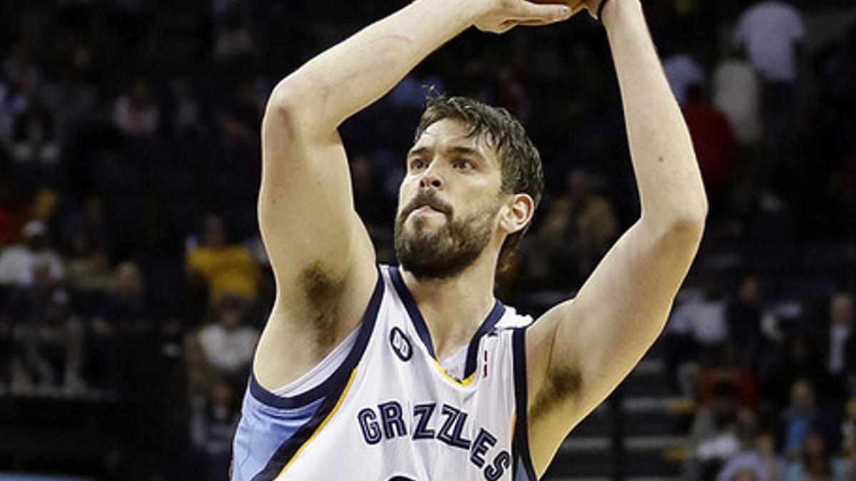 Marc Gasol tira a canasta. Marc es el nombre más habitual para los recién nacidos en Catalunya.