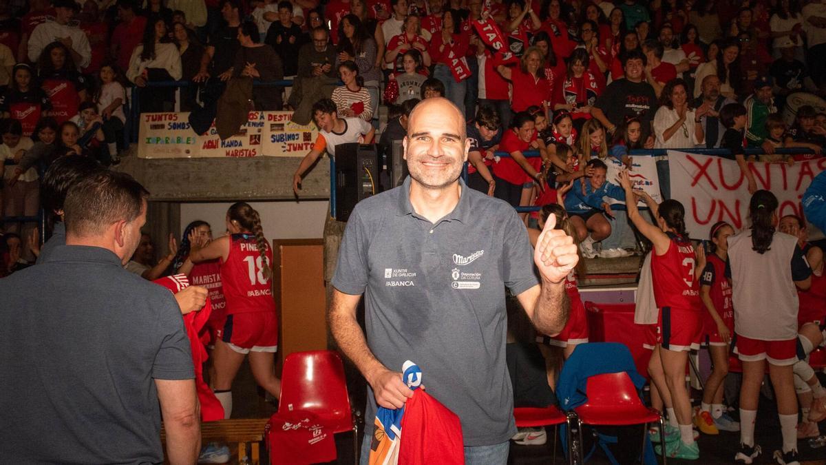 Fer Buendía festeja el ascenso del Maristas a Liga Challenge.