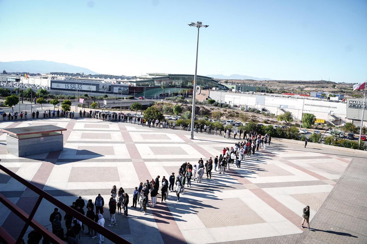 Enorme fila de seguidores murcianistas que acabó con las entradas visitantes para el derbi.