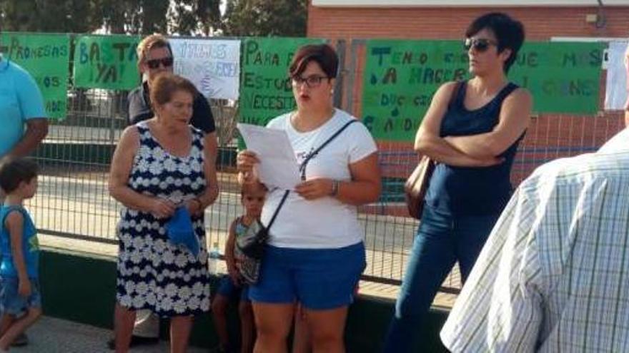 Protesta de padres y profesores en la entrada de uno de los colegios de La Aljorra.