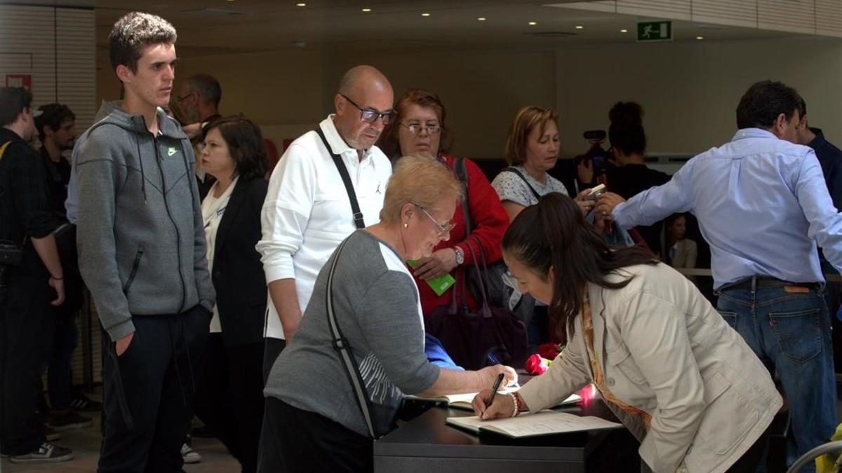 Libro de condolencias en la sede del Psoe de Madrid, firma de militantes y simpatizantes.