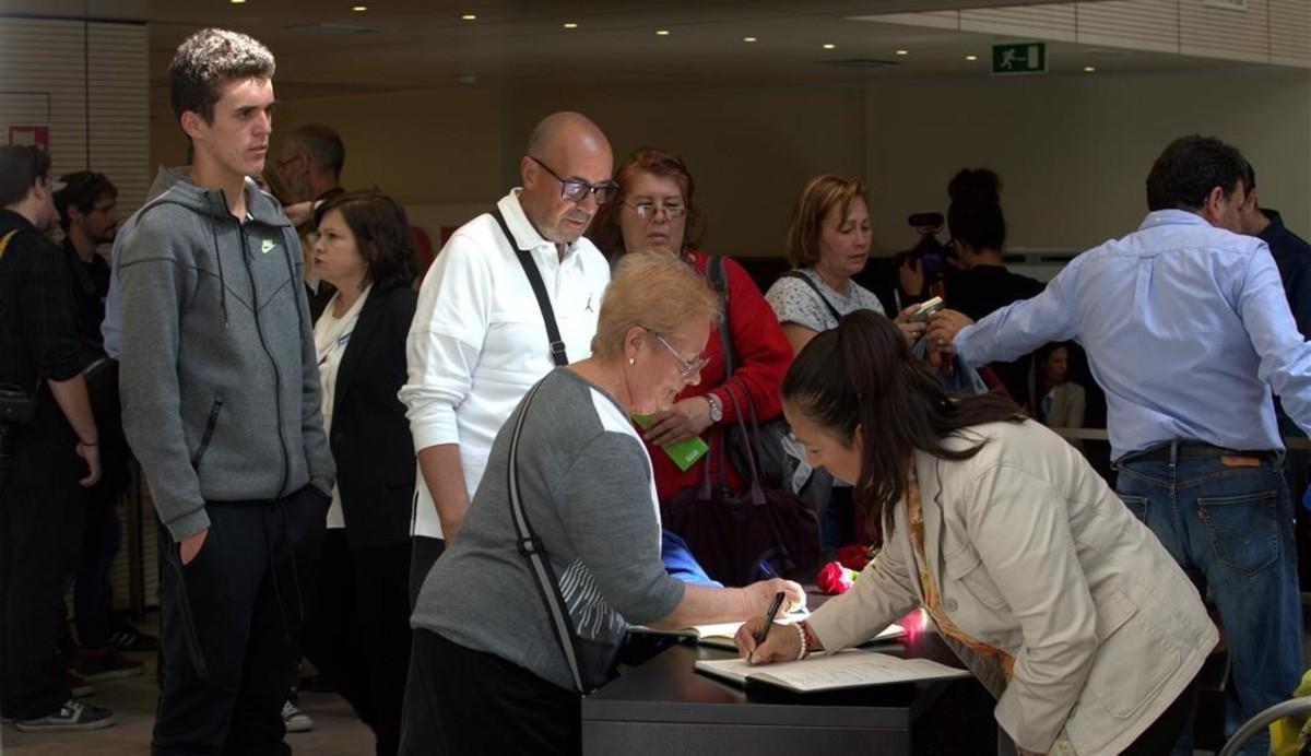 Libro de condolencias en la sede del PSOE de Madrid, firma de militantes y simpatizantes. 