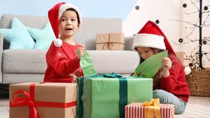 Niños pequeños con regalos de Navidad