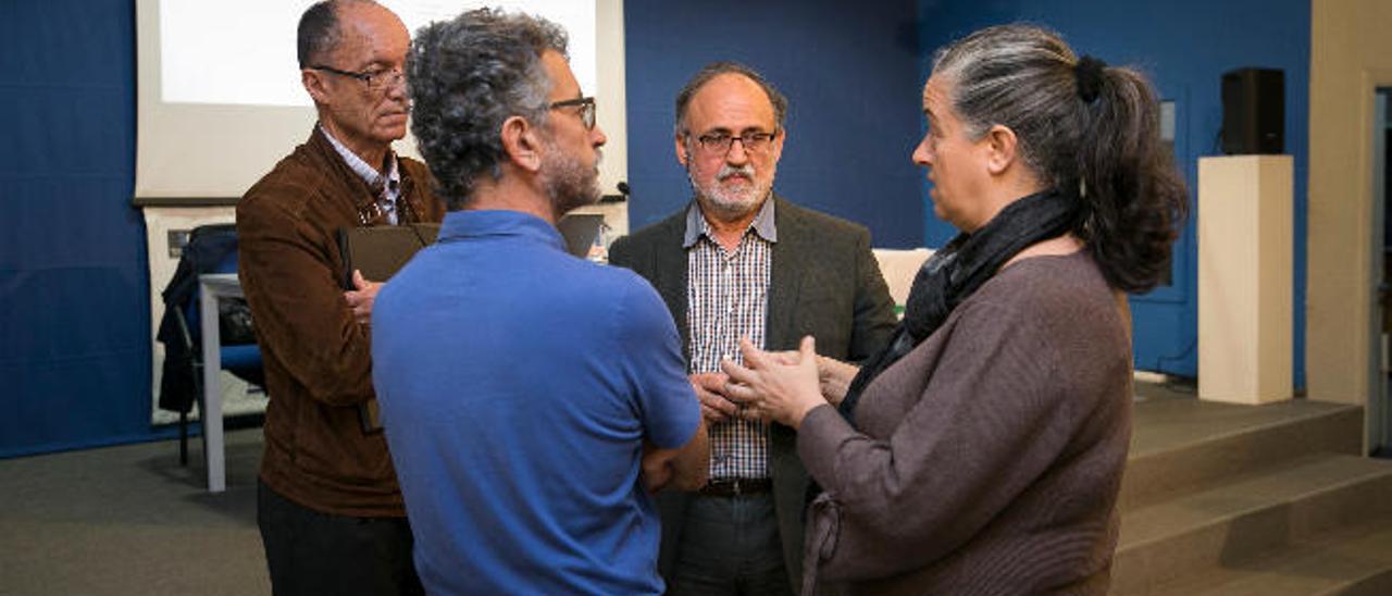 Roque Calero y Antonio Cabrera (de frente) conversan con Miguel Ángel Robayna y Pilar Álvarez, ayer.