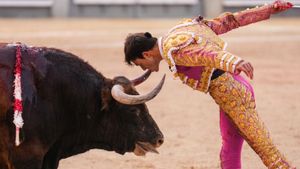 Samuel Navalón, en el sexto, durante una faena cabal llena de valor y riesgo.
