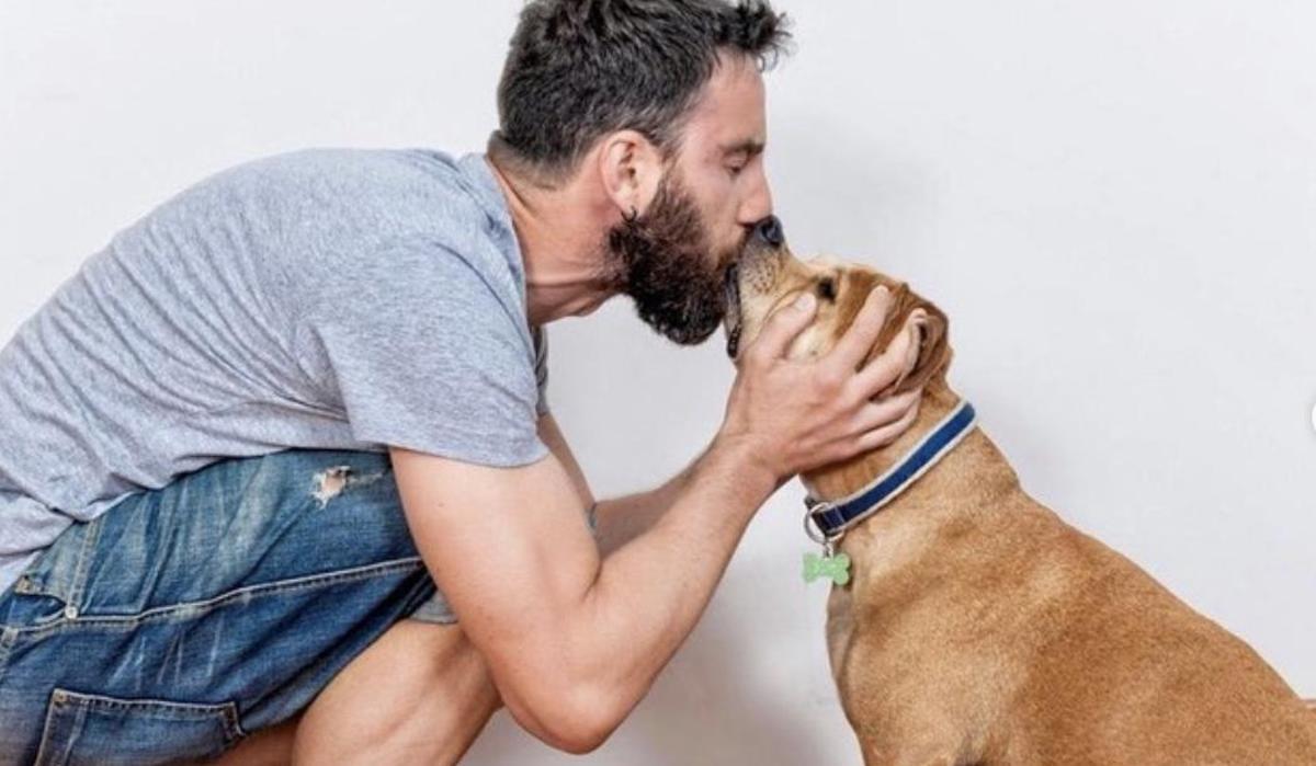 Dani Rovira posando con su perro Buyo