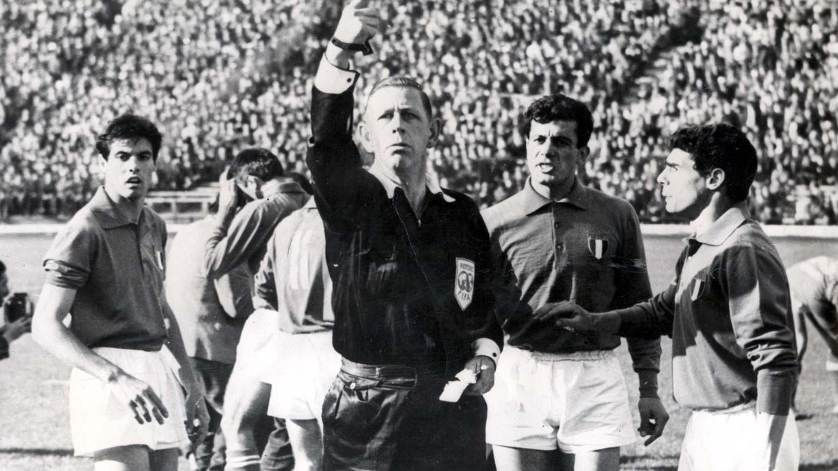 Ken Aston, en 'la batalla de Santiago' del Mundial de 1962