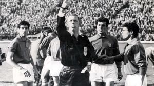 Ken Aston, en la batalla de Santiago del Mundial de 1962