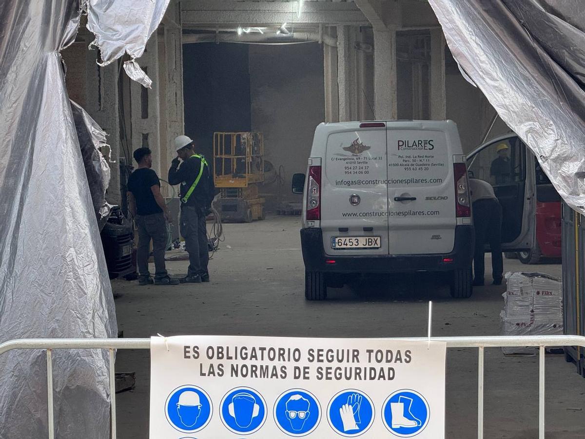 Operarios en el interior del edificio.