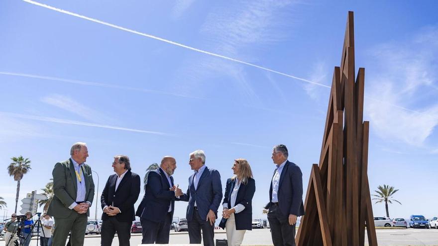 una escultura del artista francés Bernar Venet en su fachada marítima