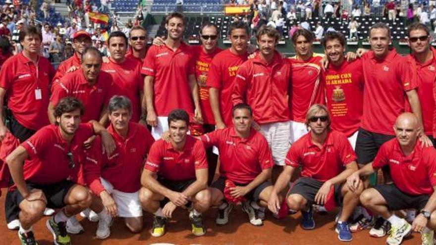 Jugadores, técnicos y auxiliares del equipo español posan en la pista al final de la eliminatoria.