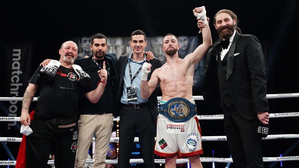 Sandor Martín, con su padre y entrenador Rafa tras la victoria