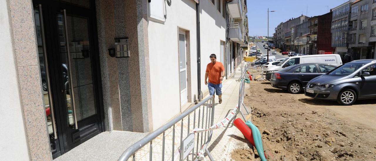 Trabajos de urbanización de la calle Areal de Lalín. |   // BERNABÉ/JAVIER LALÍN