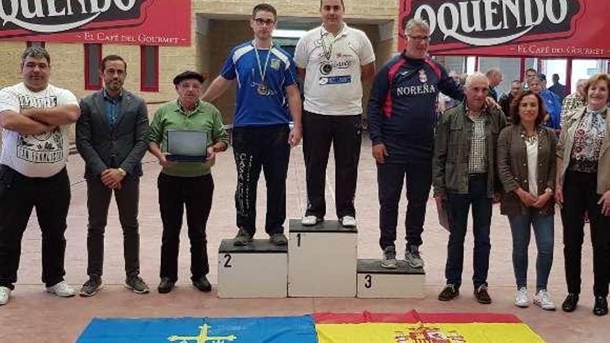 Los tres primeros clasificados en el Campeonato de Asturias, en el podio junto a organizadores y patrocinadores.