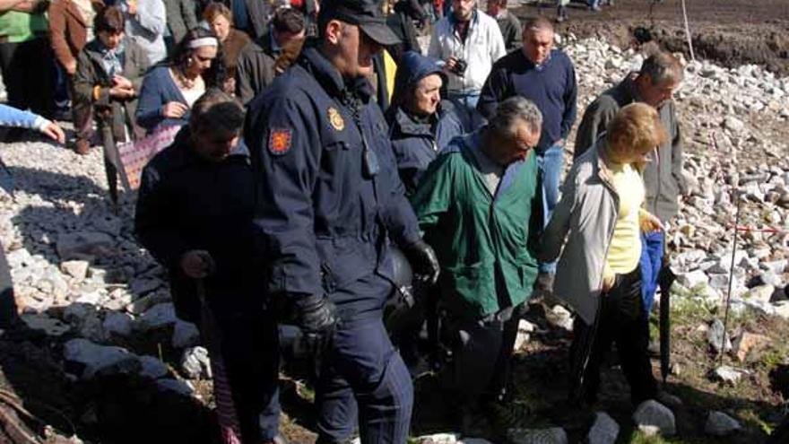 La Policía escoltó a los vecinos por el perímetro de las obras de la Brilat.