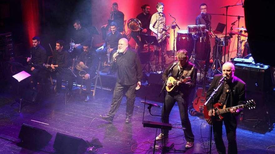 Os Resentidos, con la Big Band A Lira, de Ribadavia, en el Teatro Principal de Ourense. // Iñaki Osorio