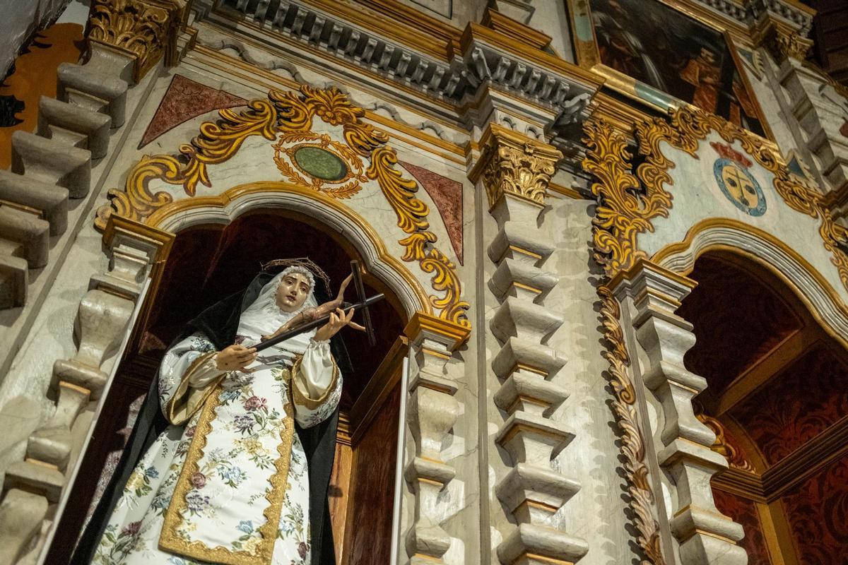 Una de las tallas de la Virgen que componen ek retablo