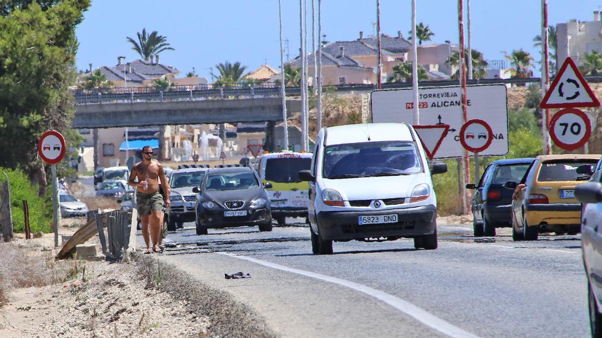 Los peatones siguen empleando los arcenes sin adecuar de la carrtera para cubrir el trayecto entre el casco urbano de Torrevieja y Los Balcones o el hospital