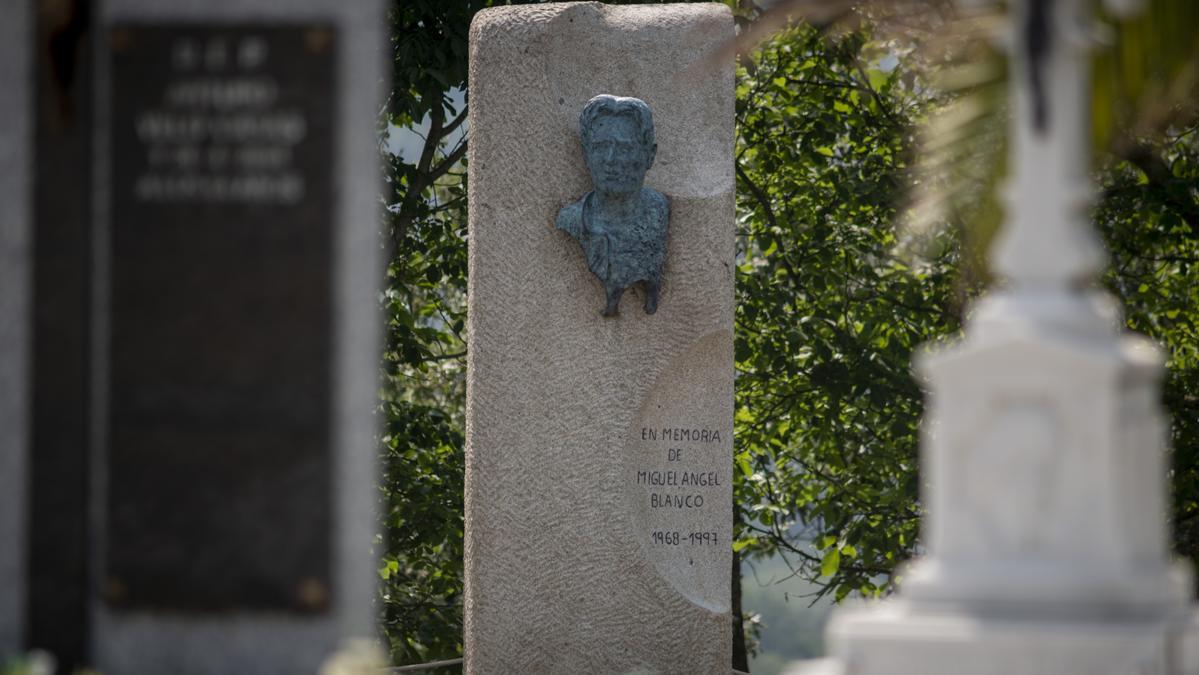 Un monolito en recuerdo de Miguel Ángel Blanco junto al cementerio donde está enterrado.