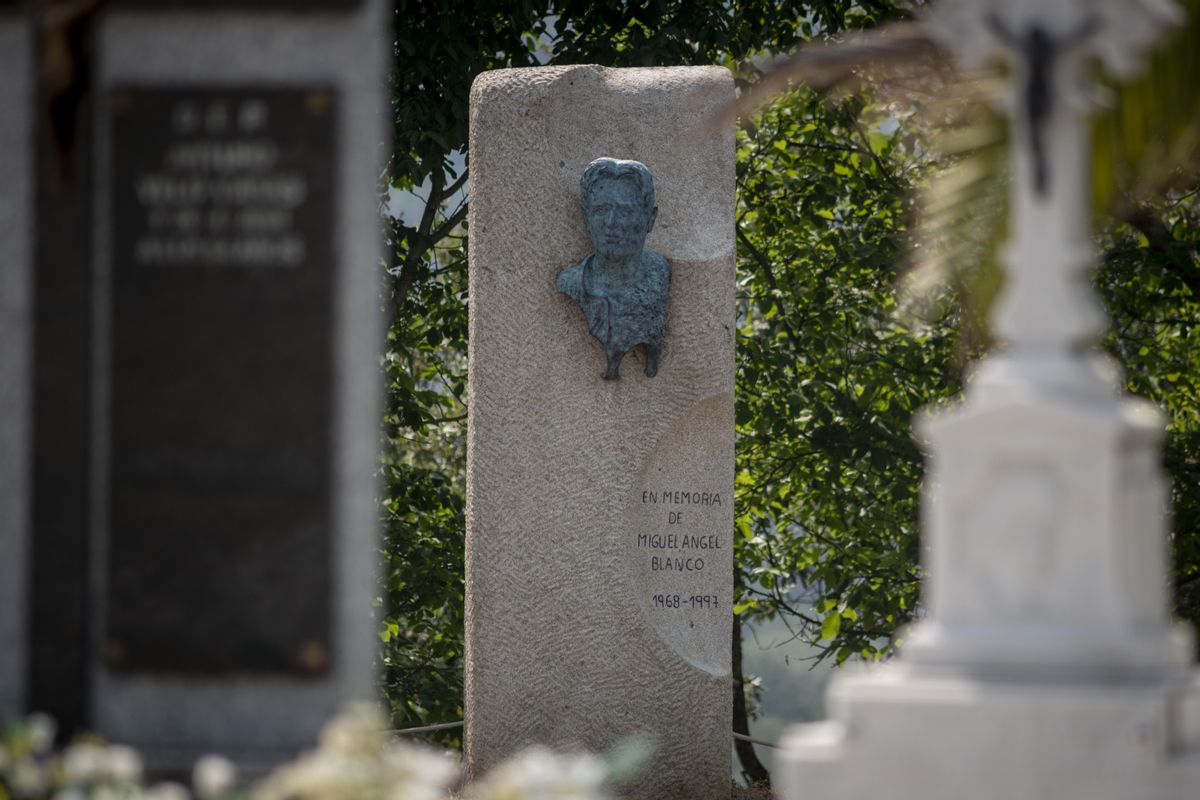 Un monolito en recuerdo de Miguel Ángel Blanco junto al cementerio donde está enterrado.