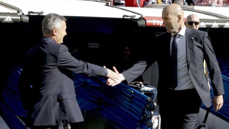 Fran Escribá y Zidane, en el saludo antes del partido. // EFE | Rodrigo Jiménez