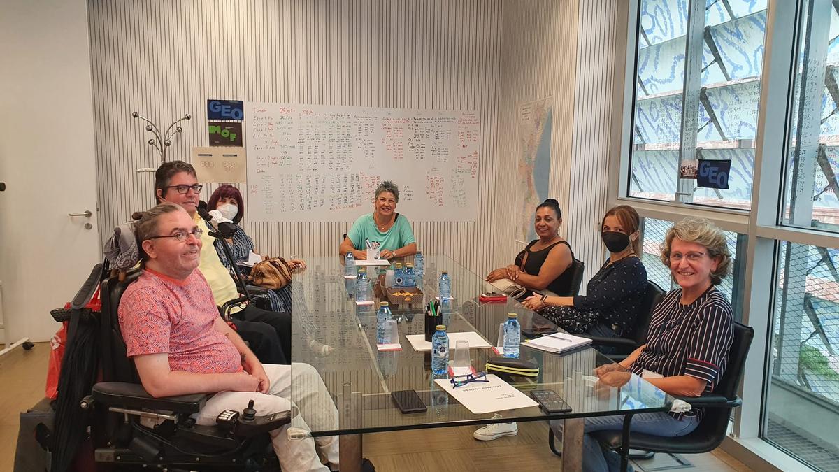 Reunión de varios usuarios del asistente personal con la directora general de Igualdad Mercé Martínez.