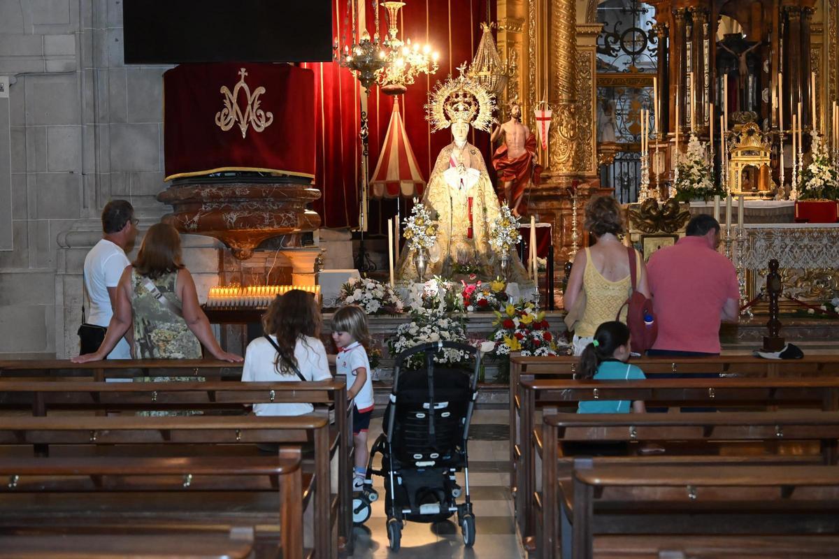 Fieles visitan la imagen de la patrona de Elche fuera del camarín, esta semana