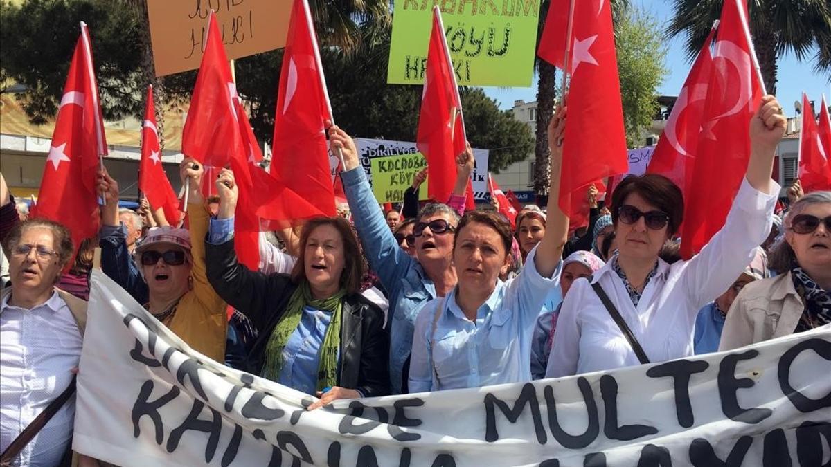 Vecinos de Dikili protestan por la construcción de un campo de refugiados en esta localidad turca.