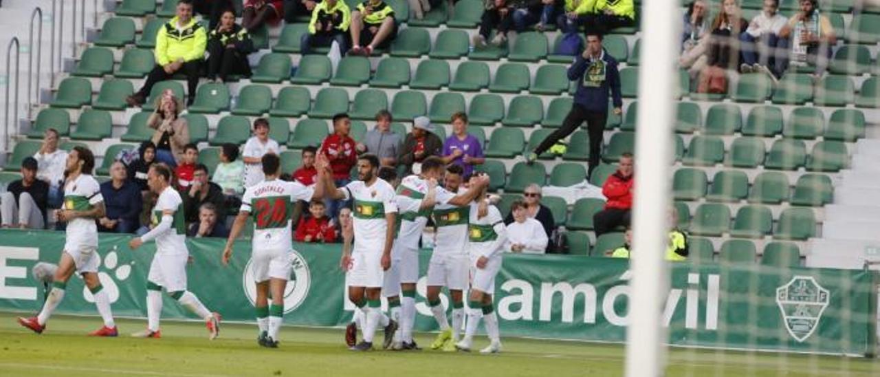 Los jugadores del Elche celebran el primer gol de Josan