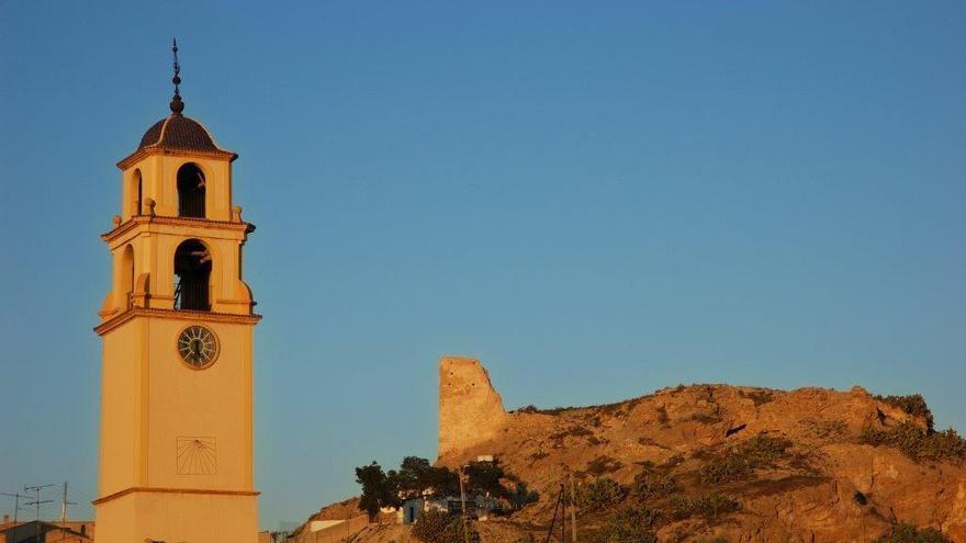 La Torre del Reloj y los restos del castillo de Monóvar