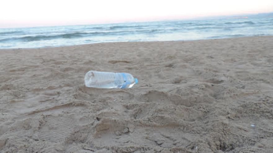 Una botella de agua desechada en la playa