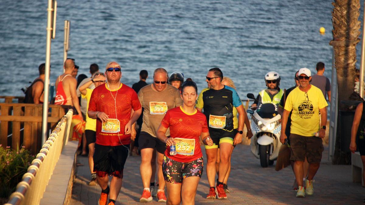 Varios participantes durante la Carrebirras Univrsae Mil Palmeras