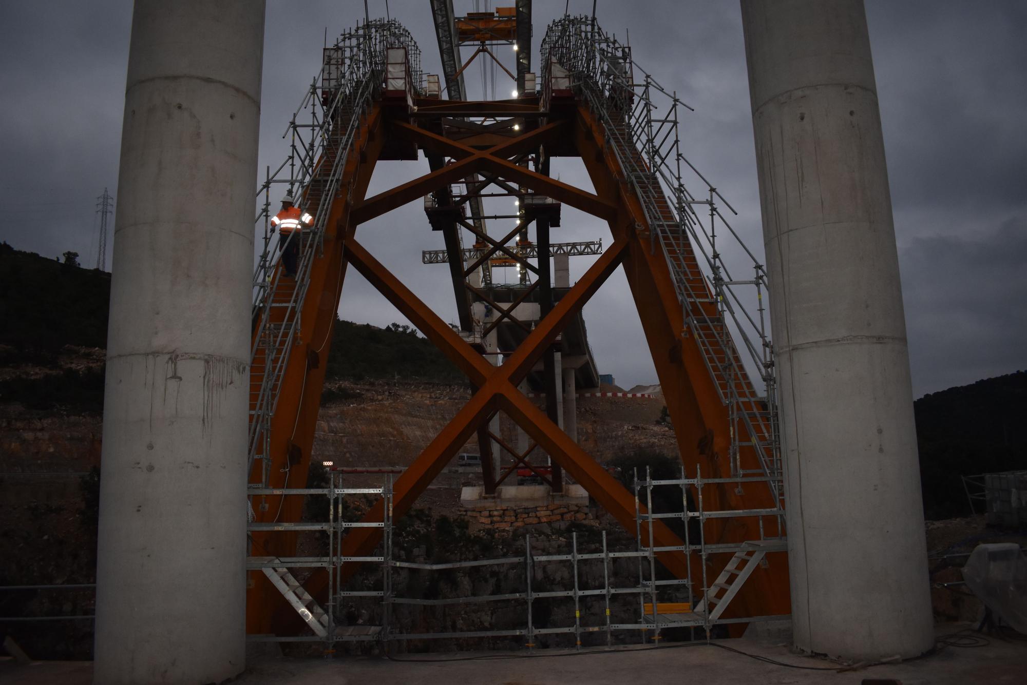 El arco del viaducto de la N-232 en Morella ya está unido