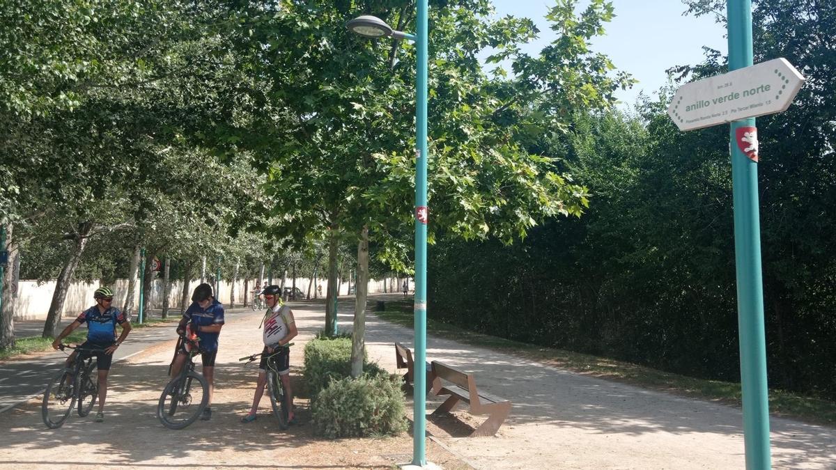 Ciclistas junto al parque Deportivo Ebro, en el Anillo Verde Norte