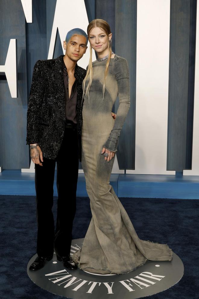 Dominic Fike y Hunter Schafer en la fiesta de Vanity Fair tras los Premios Oscar 2022