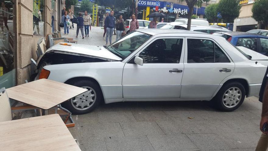 El vehículo, empotrado contra la terraza del bar // FDV