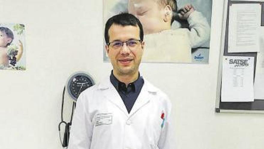 Álvaro Carrera García, onte, no centro de saúde Valle Inclán de Ourense, onde traballa.