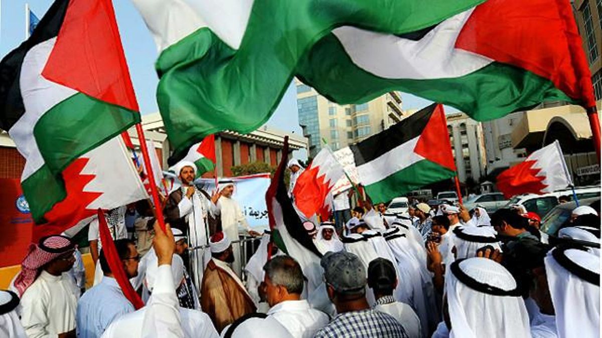 Ciutadans de Bahrain protesten contra l’atac israelià a la flotilla, davant la seu de les Nacions Unides a Manamà.