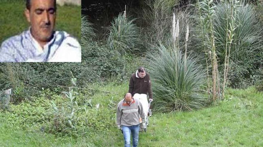 Los técnicos retiran el cuerpo del camino de Navia. // NICK