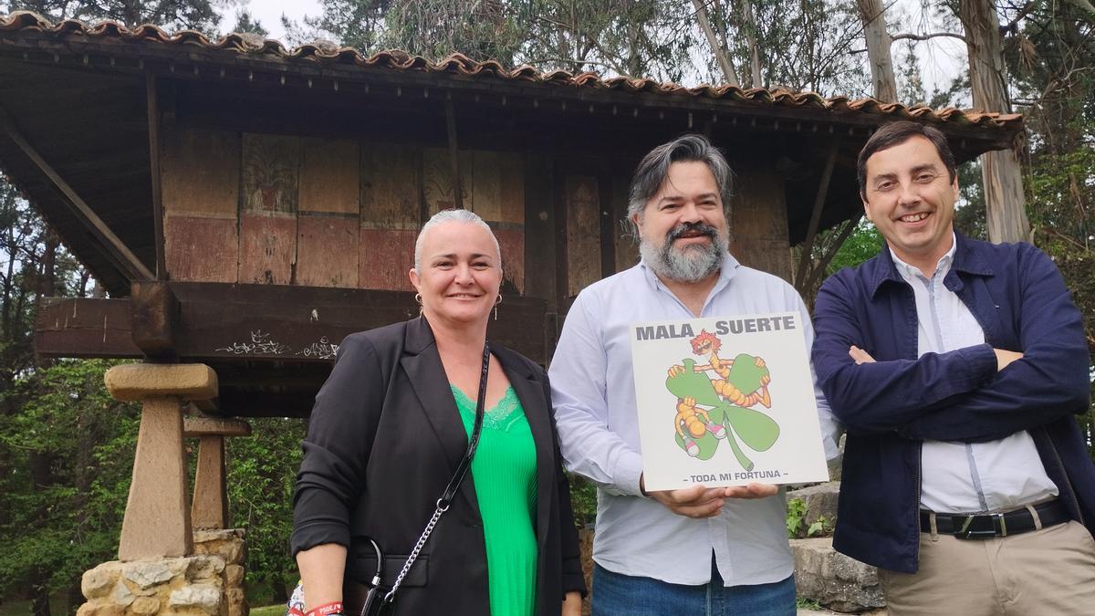 Eva María Pérez, Nacho Felipe, con el disco en las manos, y Gerardo Sanz.