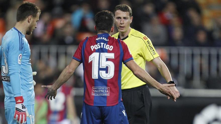 Postigo protesta ante Medié Jiménez en el derbi de la temporada pasada.